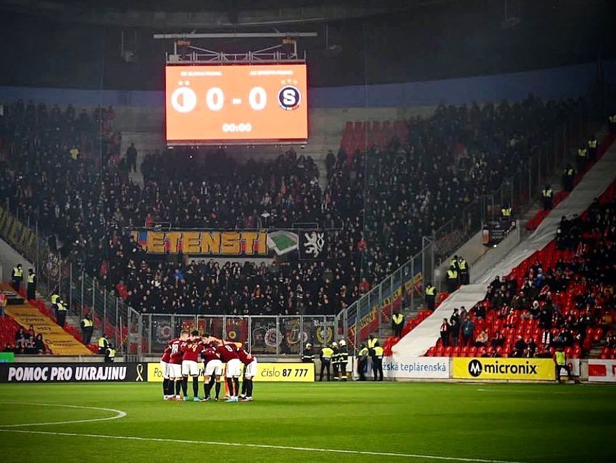 Zítra (pátek 13.5.) probíhá prodej lístků na nedělní derby v edenu.
Vstupenky se prodávají na pokladně našeho stadionu u vchodu do kotle a to mezi 10:00 až 16:00. V den zápasu tedy už lístky nekoupíte!!
Informace o hromadném přesunu na stadion přineseme zítra.